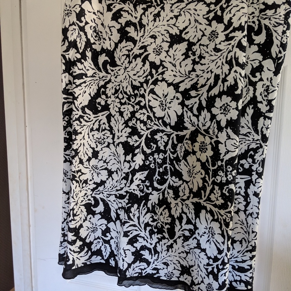 Style & CO. Size 18 Ladies Black & White Skirt